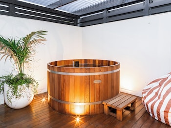 Deluxe Room, 1 King Bed, Club Lounge Access