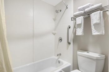 Standard Room, 2 Queen Beds, Non Smoking, Refrigerator & Microwave (Pet Friendly)