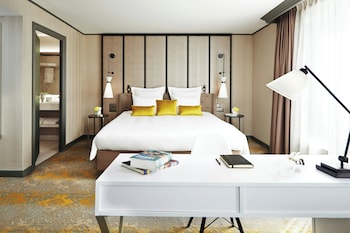 Junior Suite, 1 King Bed with Sofa bed