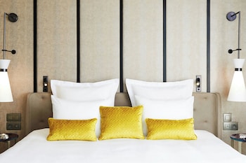 Junior Suite, 1 King Bed with Sofa bed