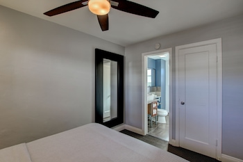 1 Bedroom Queen Suite with Kitchen