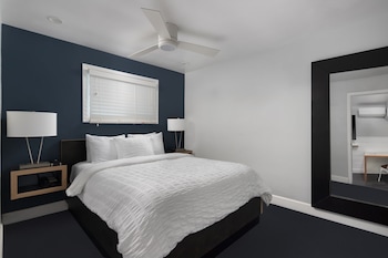 1 Bedroom Queen Suite with Kitchen