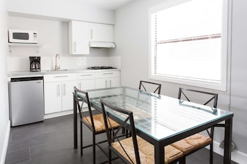 Large 1 Bedroom Queen Suite with Kitchen