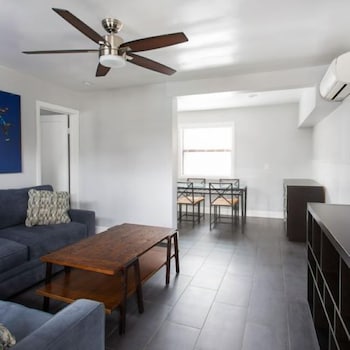 1 Bedroom Queen Suite with Kitchen