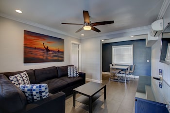 1 Bedroom Queen Suite with Kitchen