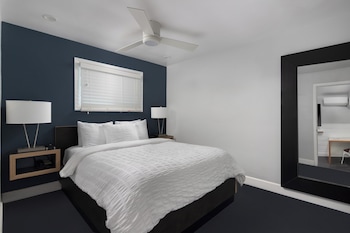 Large 1 Bedroom Queen Suite with Kitchen