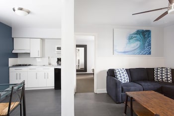 Large 1 Bedroom Queen Suite with Kitchen