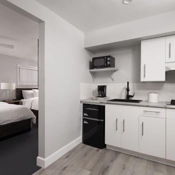 Double Queen With Kitchen