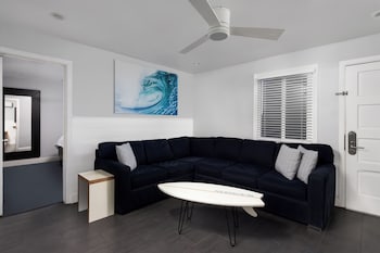 Large 1 Bedroom Queen Suite with Kitchen