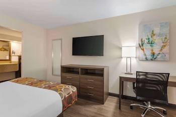 Standard Room, 1 Queen Bed, Non Smoking, Refrigerator & Microwave