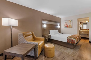 Standard Room, 1 Queen Bed, Non Smoking, Refrigerator & Microwave