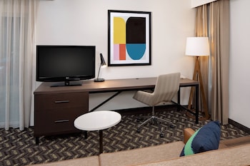 Studio, 1 Queen Bed with Sofa bed (Mobility Accessible, Roll-In Shower)