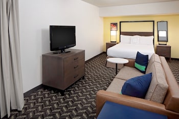 Studio, 1 Queen Bed with Sofa bed (Mobility Accessible, Roll-In Shower)