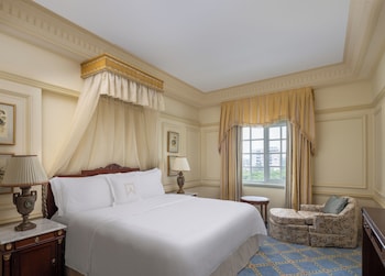 Club Suite, 1 King Bed, Smoking