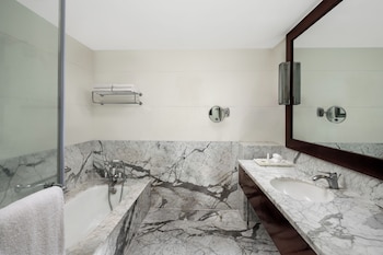 Club Suite, 1 King Bed, Smoking