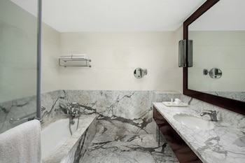 Club Room, 1 King Bed, Smoking