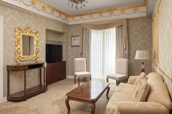 Club Room, 1 King Bed, Smoking