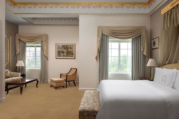 Club Room, 1 King Bed, Smoking