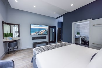 Premier Room, 1 King Bed, Balcony, Garden View