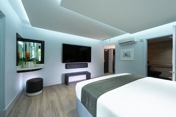 Premier Room, 1 King Bed, Balcony, Garden View