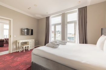 Deluxe Suite, City View