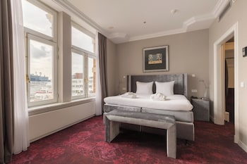 Deluxe Suite, City View