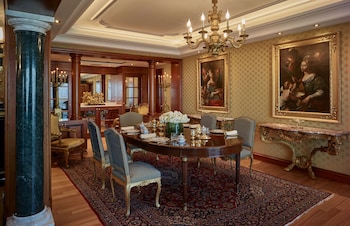 Signature Suite, 1 King Bed (Petronius Suite)