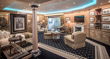 Suite, 1 King Bed, Rome View (Vista Suite, Spa/Club Lounge