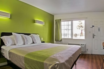 Deluxe Room, 1 King Bed, Non Smoking, Refrigerator & Microwave