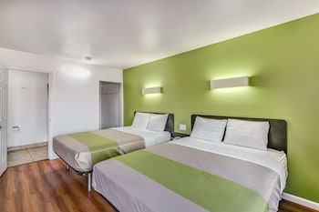Deluxe Room, 1 King Bed, Non Smoking, Refrigerator & Microwave