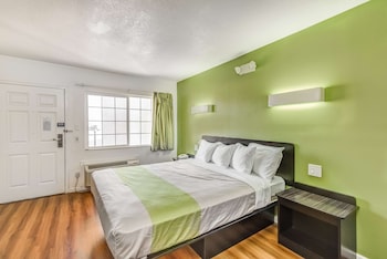 Deluxe Room, 1 King Bed, Non Smoking, Refrigerator & Microwave