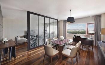 Executive Suite, 1 King Bed (Ambassador)
