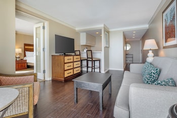Suite, 1 King Bed (Bayfront Omni Suite)