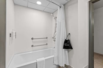 Room, 2 Queen Beds, Accessible, Bathtub (Mobility & Hearing)