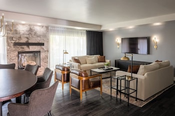 Suite, 1 Bedroom, Balcony, Courtyard View (Dining)