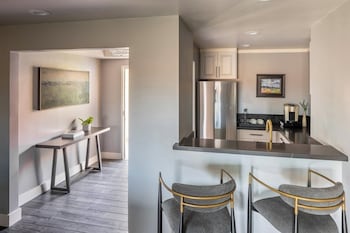 Suite, 1 Bedroom, Balcony, Courtyard View (Dining)