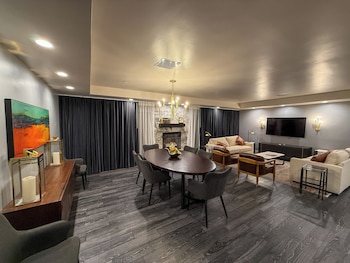 Suite, 1 Bedroom, Balcony, Courtyard View (Dining)