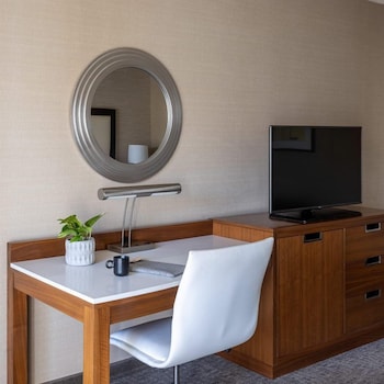 Standard Room, 2 Queen Beds, Balcony, Courtyard View