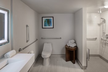 Standard Room, 1 King Bed, Accessible, Non Smoking (Communications)