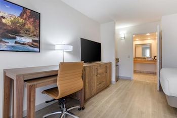 Standard Room, 2 Queen Beds, Non Smoking, Refrigerator & Microwave (Pet Friendly)