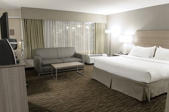 Standard Room, 1 Queen Bed, Pool View (Mid Floor)