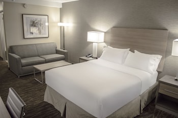 Standard Room, 1 Queen Bed, Pool View (Mid Floor)