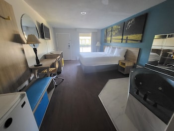 Standard Room, 1 King Bed, Non Smoking, Jetted Tub