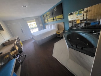 Standard Room, 1 King Bed, Non Smoking, Jetted Tub