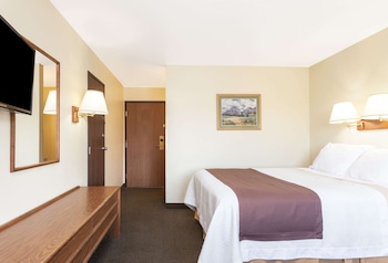 Standard Room, 1 Queen Bed