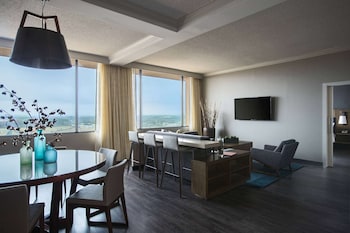 Suite, 1 King Bed (One Bedroom)