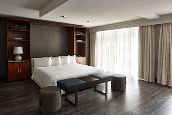 Suite, 1 King Bed (One Bedroom)