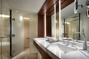 Grand Corner Deluxe (Outdoor Pool Access Excluded)