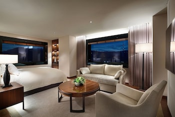 Grand Corner Deluxe (Outdoor Pool Access Excluded)