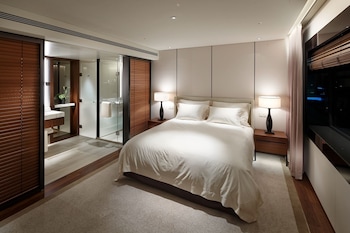 [HALAL FRIENDLY] Business Deluxe Double Room (Indoor Pool Access Only) + Prayer Kit Provided